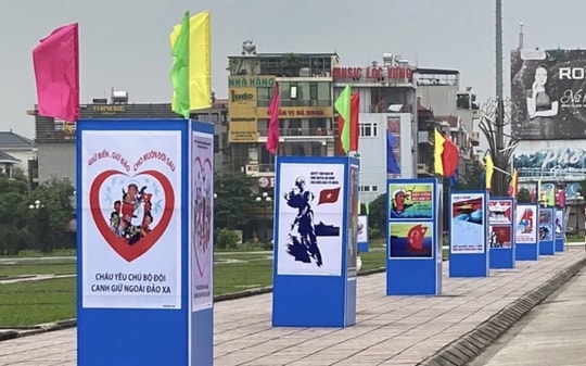 Triển lãm tranh cổ động tấm lớn kỷ niệm 45 năm  Ngày Giải phóng miền Nam, thống nhất đất nước