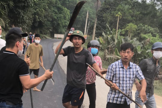 Nhóm côn đồ đánh người, phá xe ô tô trước mặt Công an là ai?
