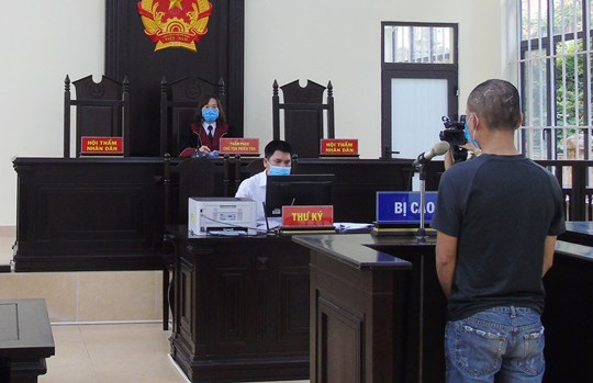 Nằm ra giữa đường chống đối đo thân nhiệt, lĩnh 18 tháng tù