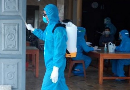 Tiêu độc, khử trùng khẩn cấp một nhà hàng bán phở cho khách dương tính Covid-19