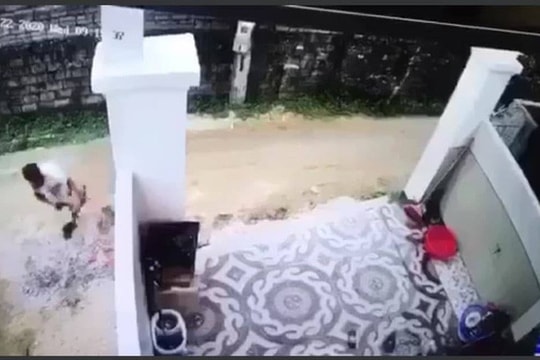Tài xế lùi xe, cán chết bé trai hơn 1 tuổi rồi xóa dấu vết