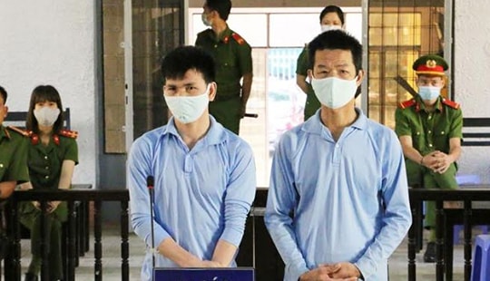 Dùng súng AK bắn người tình rồi tự sát