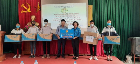 Hà Nội tặng máy tính cho học sinh khó khăn