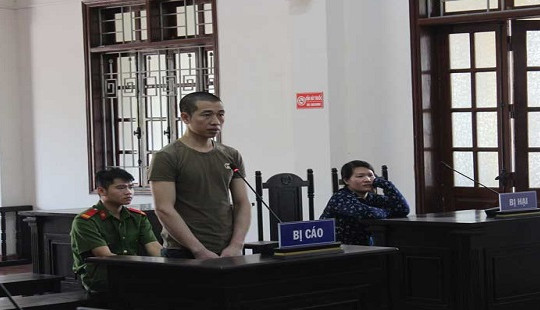 Bị nhắc nhở không chịu làm ăn, chồng dùng hung khí truy sát vợ