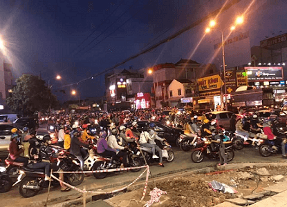 Bình Dương: Công nhân về quê nghỉ lễ, giao thông kẹt cứng
