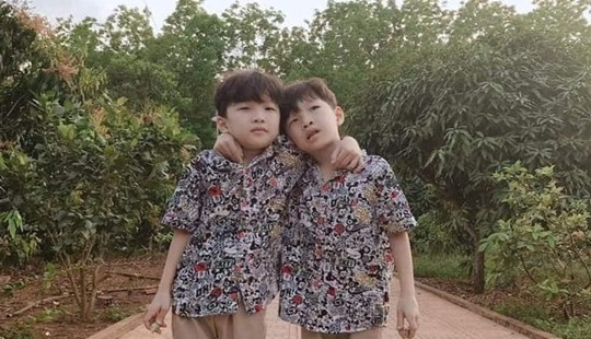 Hai bé trai sinh đôi mất tích bí ẩn trước cửa nhà