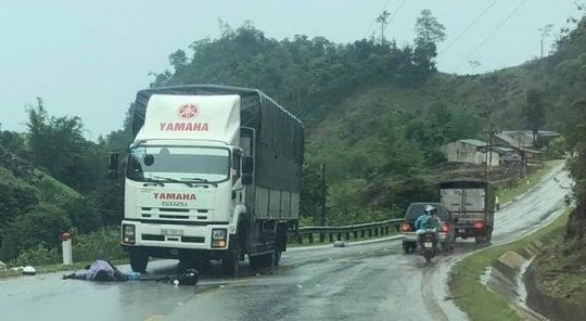 Lao vào cột biển báo, 2 người trên xe máy thương vong