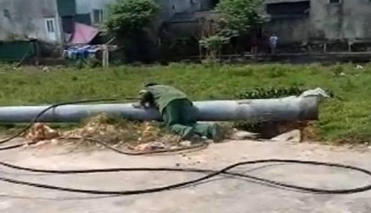 Cột điện bất ngờ đổ sập, nam công nhân tử vong thương tâm