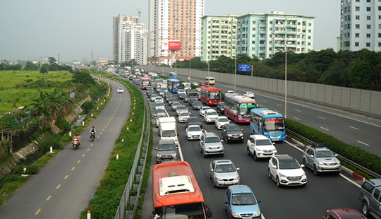 Người dân đổ về Thủ đô sau kỳ nghỉ lễ 30/4-1/5