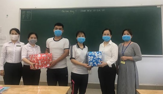 Công đoàn – Đoàn thanh niên TAND tỉnh Tây Ninh tặng khẩu trang cho học sinh Trường THPT Dân tộc Nội trú