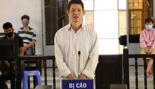 Dùng dao đâm xuyên đầu bạn vì tranh cãi việc tính tiền công