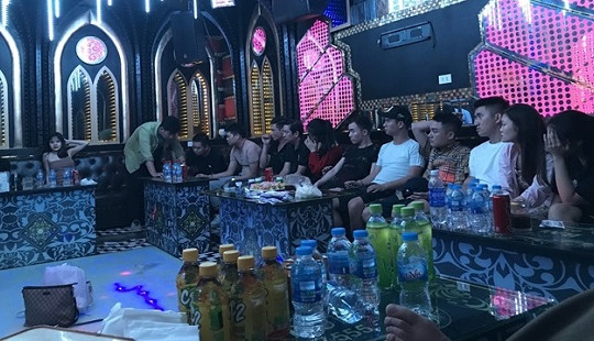 Bắt quả tang 13 thanh niên nam, nữ "bay lắc" trong quán karaoke