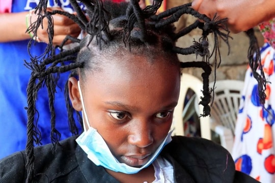 Kiểu tóc “virus Corona” nổi bật giữa đại dịch COVID-19 tại Kenya