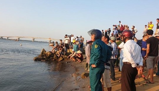 Lật ghe trên sông Thu Bồn: Khẩn trương tìm kiếm 3 nạn nhân còn lại