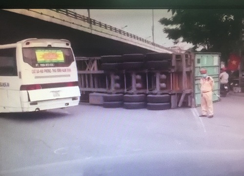 Hải Phòng: Thùng xe container lật nhào tại Ngã 3 Cảng Đình Vũ