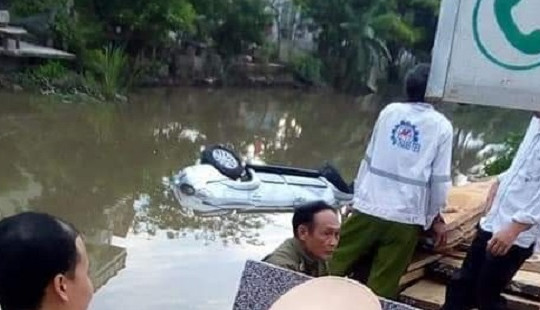 Xe con 7 chỗ lao xuống sông, 2 người tử vong