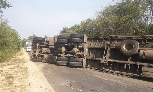 Đắk Lắk: Xe Container lật nhào, giao thông ùn tắc trong nhiều giờ