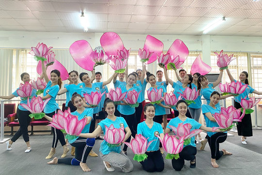 Miệt mài tập luyện cho chương trình kỷ niệm 130 năm ngày sinh nhật Bác