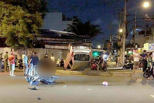 Ôtô lật ngửa sau tai nạn, 3 người thương vong
