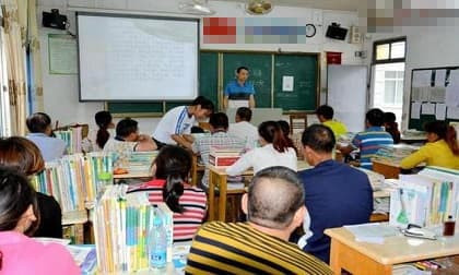 'Mời phụ huynh của học sinh xếp hạng cuối lớp phát biểu', bố em nói 1 câu khiến giáo viên phải xấu hổ xin lỗi