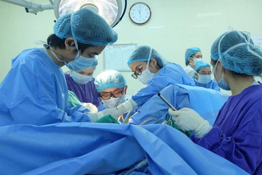 Bé 12 tuổi mắc dị tật màng trinh không thủng