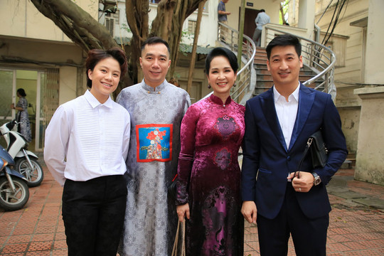 ‘Mẹ chồng’ Lan Hương diện áo dài chục nghìn đô của NTK Đỗ Trịnh Hoài Nam