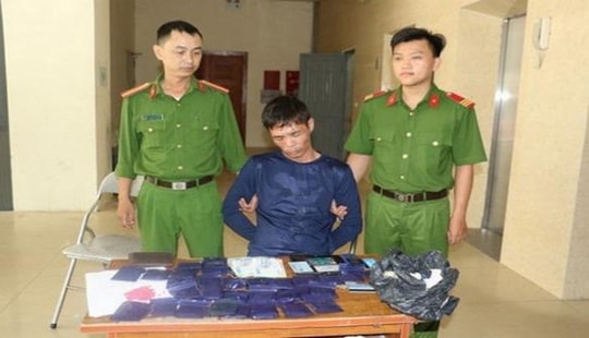 Trinh sát bắt nóng đối tượng ôm súng quân dụng đi bán ma túy