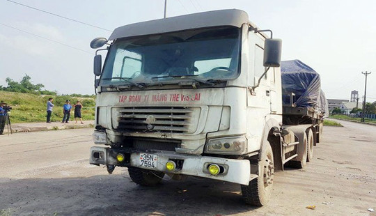 Lái xe hết hạn đăng kiểm 5 năm, tài xế khóa xe bỏ đi khi bị kiểm tra