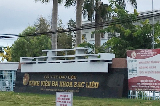 Người bán hàng rong lọt vào khu điều trị, bán hàng cho bệnh nhân Covid-19