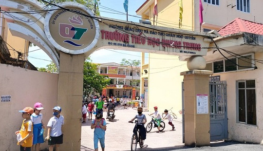 Học sinh lớp 1 đi học sớm bị phê bình, không cho vào trường