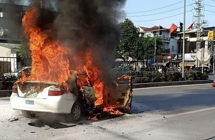 Quảng Ninh: Xe ô tô bốc cháy dữ dội, nhiều người đi đường hoảng loạn