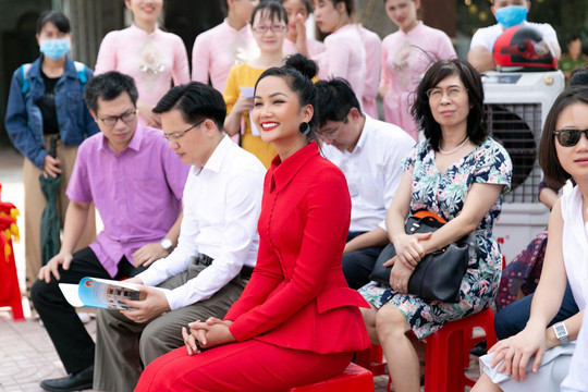 H’Hen Niê tuyên truyền phòng, chống mua bán người