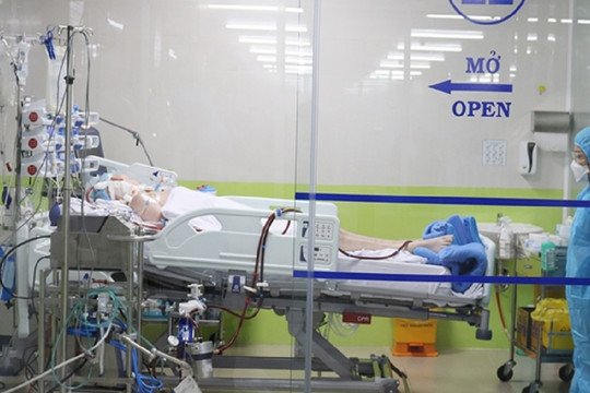 Phi công người Anh mắc Covid-19 nhiễm trùng phổi chưa thể khống chế
