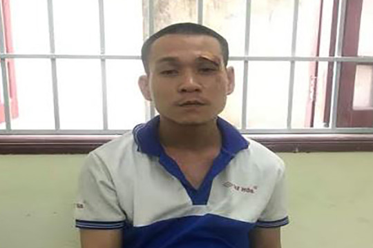 Bắt đối tượng ném đá xe khách, đập kính nhà dân