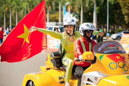H’Hen Niê cổ vũ đua xe