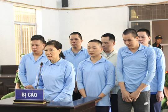 Phiên tòa thấm đẫm nước mắt hối lỗi của 8 bị cáo