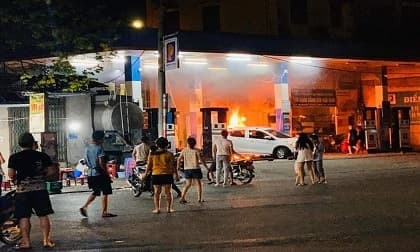 Tài xế lùi xe làm đổ cột bơm cây xăng khiến ô tô bốc cháy dữ dội lúc nửa đêm