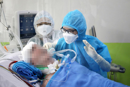 Phi công người Anh mắc Covid-19 đã xoay được đầu theo lệnh bác sĩ