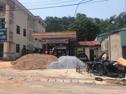 Thi công cây xăng không đảm bảo an toàn, đất nhiễm dầu đổ thẳng xuống sông