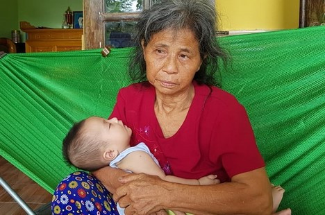 Nghẹn lòng chứng kiến nữ cựu TNXP xin sữa cho cháu 5 tháng tuổi
