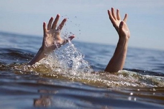 Đi tắm kênh, 2 cha con cùng cháu ruột đuối nước tử vong