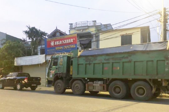 Tài xế xe chở quá tải, khóa cửa bỏ đi suốt 8 tiếng bị phạt 56 triệu đồng