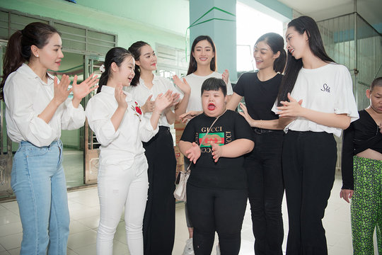Dàn Hoa hậu, Á hậu tặng quà mừng Quốc tế thiếu nhi