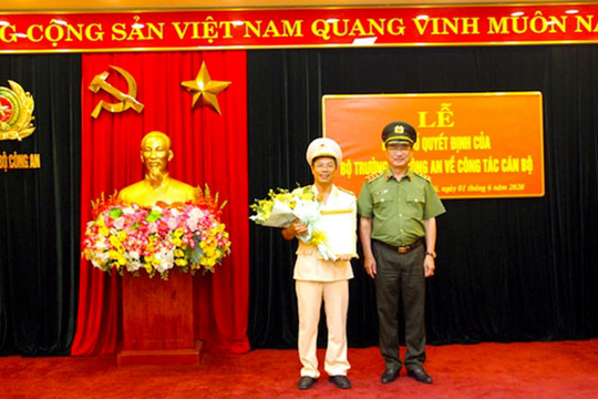 Giám đốc Công an tỉnh Hòa Bình nhận quyết định làm Phó Chánh Thanh tra Bộ Công an