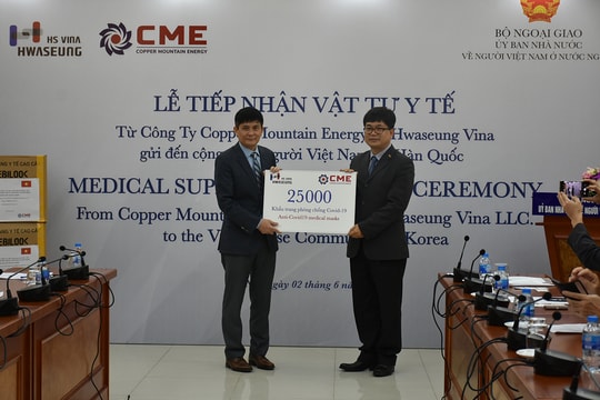 Tiếp nhận vật tư y tế hỗ trợ kiều bào ở Hàn Quốc phòng chống dịch Covid-19