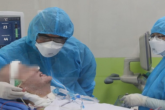 Clip: Phi công người Anh mỉm cười, bắt tay với các bác sĩ