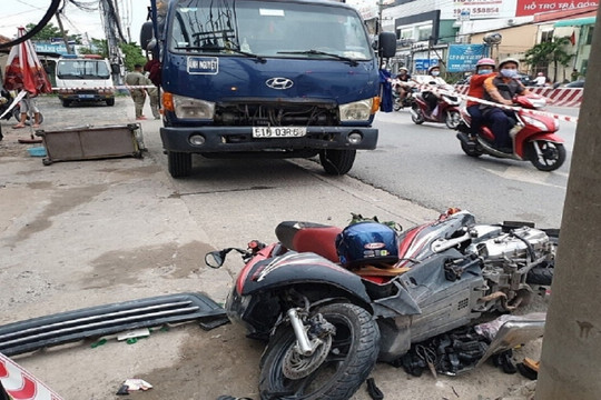 Xe tải mất lái chồm lên tông chết một người đang dừng chờ đèn đỏ