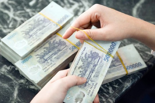Lãi suất tiết kiệm giảm, khách hàng vẫn "ồ ạt" gửi tiền