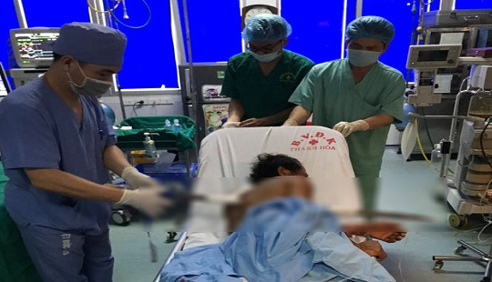 Cứu sống bệnh nhân bị xà beng đâm xuyên ngực