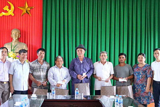 Đoàn Thanh niên Báo Công lý và Báo điện tử Đảng Cộng sản trao quà tại xã Hải Triều, Nam Định